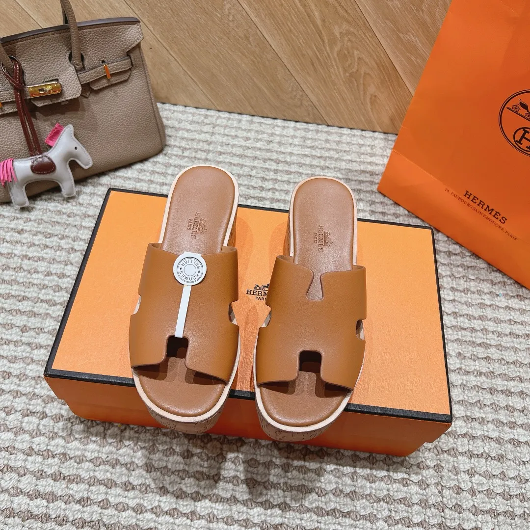 👟👟Ex-factory price 540👟👟 High version of the 2024 spring and summer new HERMES Hermès counter new style. The wedge-heeled Erjiu sandals and slippers, which have been extremely popular recently, are paired with various colorful socks. They are very trendy. Upper: cowhide. Outsole: technological imitation wood sole. Heel height: about 7cm. Size: Female 35-41 (40/41 non-refundable and non-exchangeable)